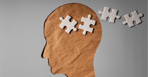 Imagen artística de una cabeza simulando la pérdida de memoria con piezas de puzle