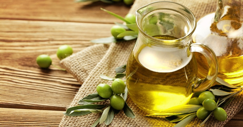 Imagen de una botella con aceite de oliva, uno de los alimentos con más beneficios para la salud cardiovascular