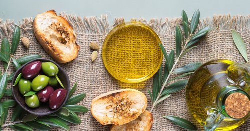 Pan, aceite y olivas sobre una mesa, alimentos ricos en vitaminas para el sistema inmune