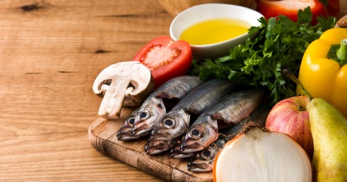Imagen de pescado, aceite de oliva y verduras, alimentos antioxidantes típicos de la dieta mediterránea