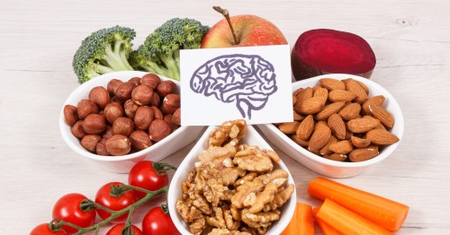 Tarjeta con un cerebro dibujado rodeado de alimentos buenos para la mente