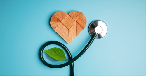 Imagen de un corazón de madera junto a un estetoscopio