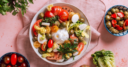 Imagen de una ensalada típica mediterránea, con ingredientes que cuidan de la salud cardiovascular