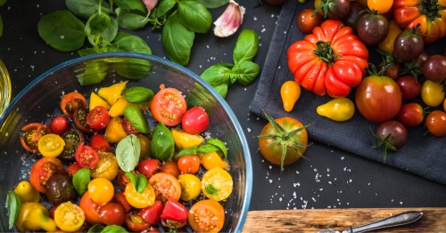 Imagen de una ensalada propia de la dieta mediterránea, con alimentos que ayudan a prevenir el Alzheimer