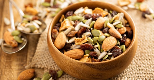 Imagen de un cuenco con frutos secos y semillas, dos alimentos con vitaminas para el sistema inmune
