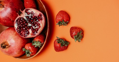 Cuenco con granadas y fresas, unos de los alimentos antioxidantes de la dieta mediterránea