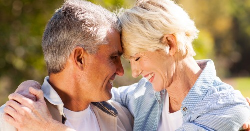 Fotografía de una pareja de mediana edad abrazándose