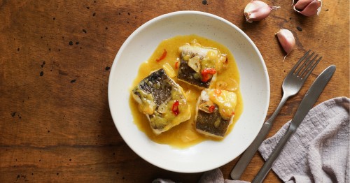Receta de pescado con ajo y aceite, un plato beneficioso de la dieta mediterránea para la hipertensión