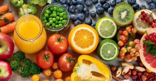 Imagen de frutas y verduras con numerosas vitaminas para la memoria y la concentración
