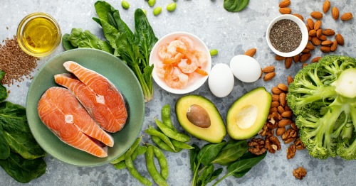 Foto con alimentos que son fuente de omega 3, como salmón, aguacate o frutos secos