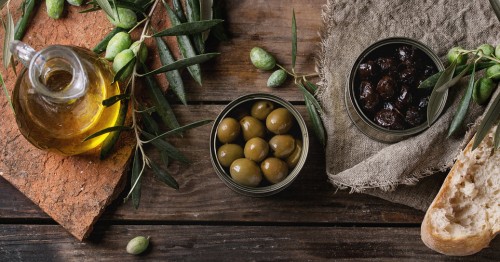Olivas, aceite y otros alimentos propios de la dieta mediterránea que contribuyen a ralentizar el Alzheimer
