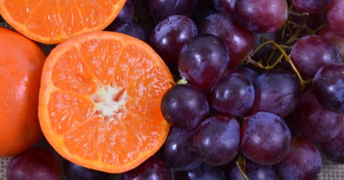 Imagen de uvas y naranjas, dos frutas con muchos antioxidantes