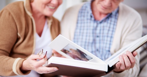 Ancianos leyendo un libro