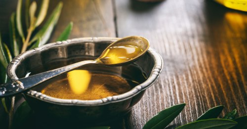 Cuenco con aceite de oliva, uno de los alimentos más antioxidantes de la dieta mediterránea