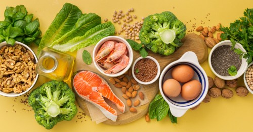 Foto de varios alimentos ricos en Omega 3, 6, 9, como huevos, salmón, frutos secos...