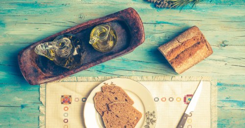 Aceite y pan integral, dos ingredientes saludables de la dieta mediterránea